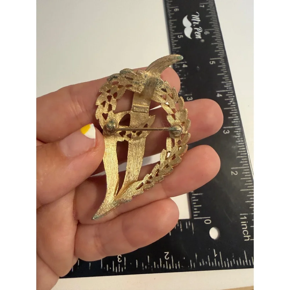 Trifari Gold Tone Textured Leaf Ribbon Wreath Brooch Pin Signed Vintage